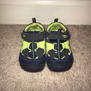 OshKosh boys sandals size 8